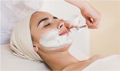 There is a huge variety of spa facial treatments available and all of these carry a different price tag. It is important to choose a spa carefully as the results that you can achieve and your experience as a whole are very much dependent on who is carrying out your treatment.